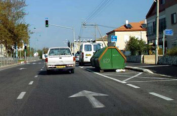הרמזור בכיוון נסיעתך ירוק. מה עליך לעשות בהתקרבך אליו?