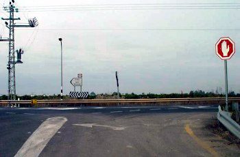 ما هو الخطر الأساسي عند الاقتراب من المفترق في شارع رطب؟