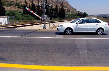 האם מותר להמשיך בנסיעה במפגש מסילת ברזל, כשהמחסום נמצא בתנועה, יורד או עולה?