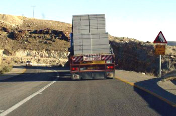 Rouler derrière le poids-lourd et dans les conditions de la route particulières, obligent le conducteur du véhicule à: