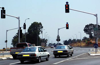 כיצד חייבים לפעול נהגי כלי הרכב העומדים בצומת, לפי התמונה?