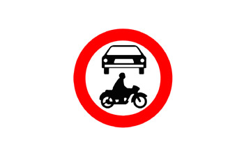 L’accès aux motocyclettes est-il autorisé lorsque ce panneau est placé sur la route devant vous ?